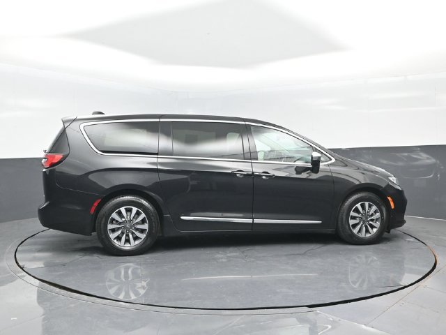 Used 2023 Chrysler Pacifica Limited FWD image 3