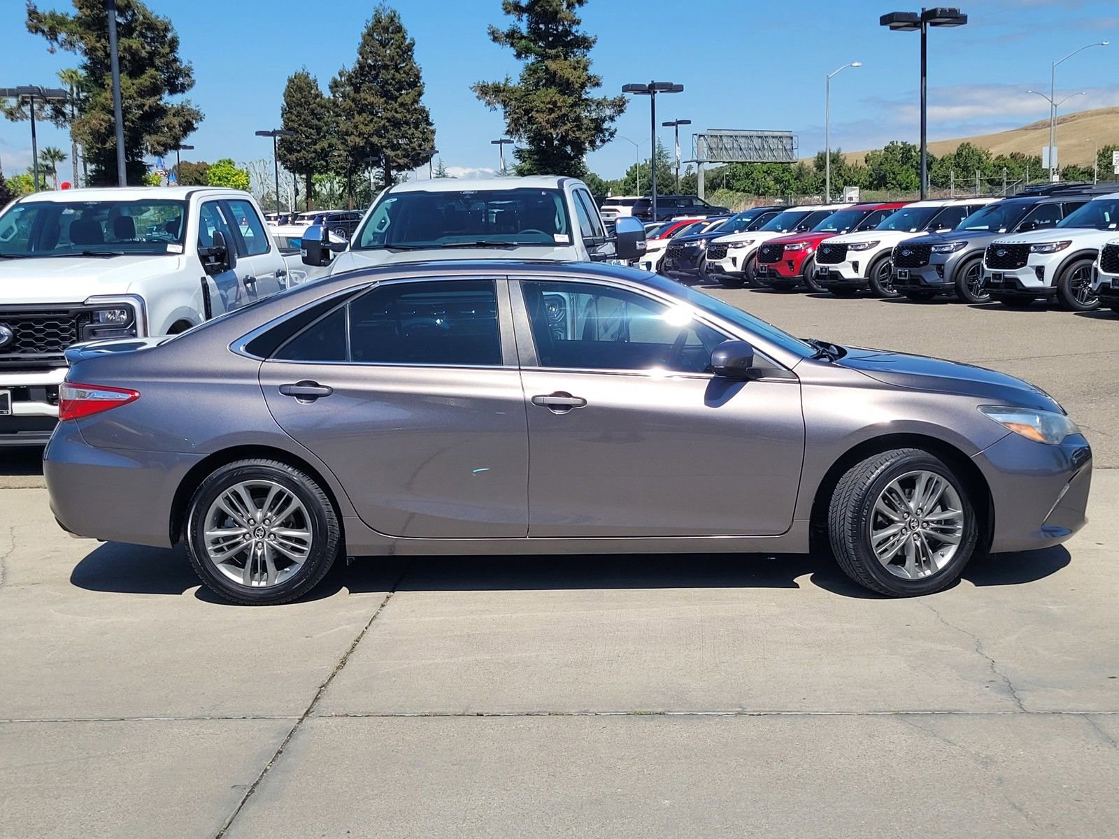 Used 2017 Toyota Camry SE FWD image 3