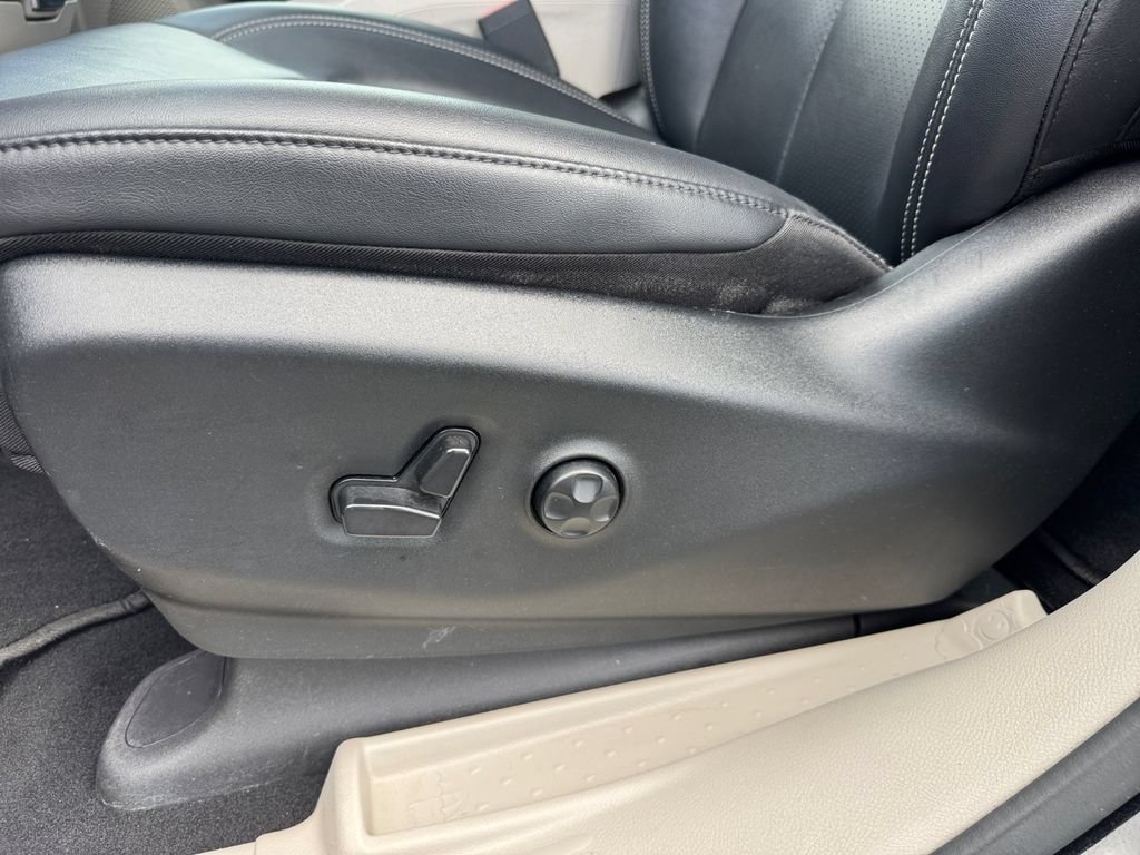 Used 2024 Chrysler Pacifica Touring-L FWD image 37