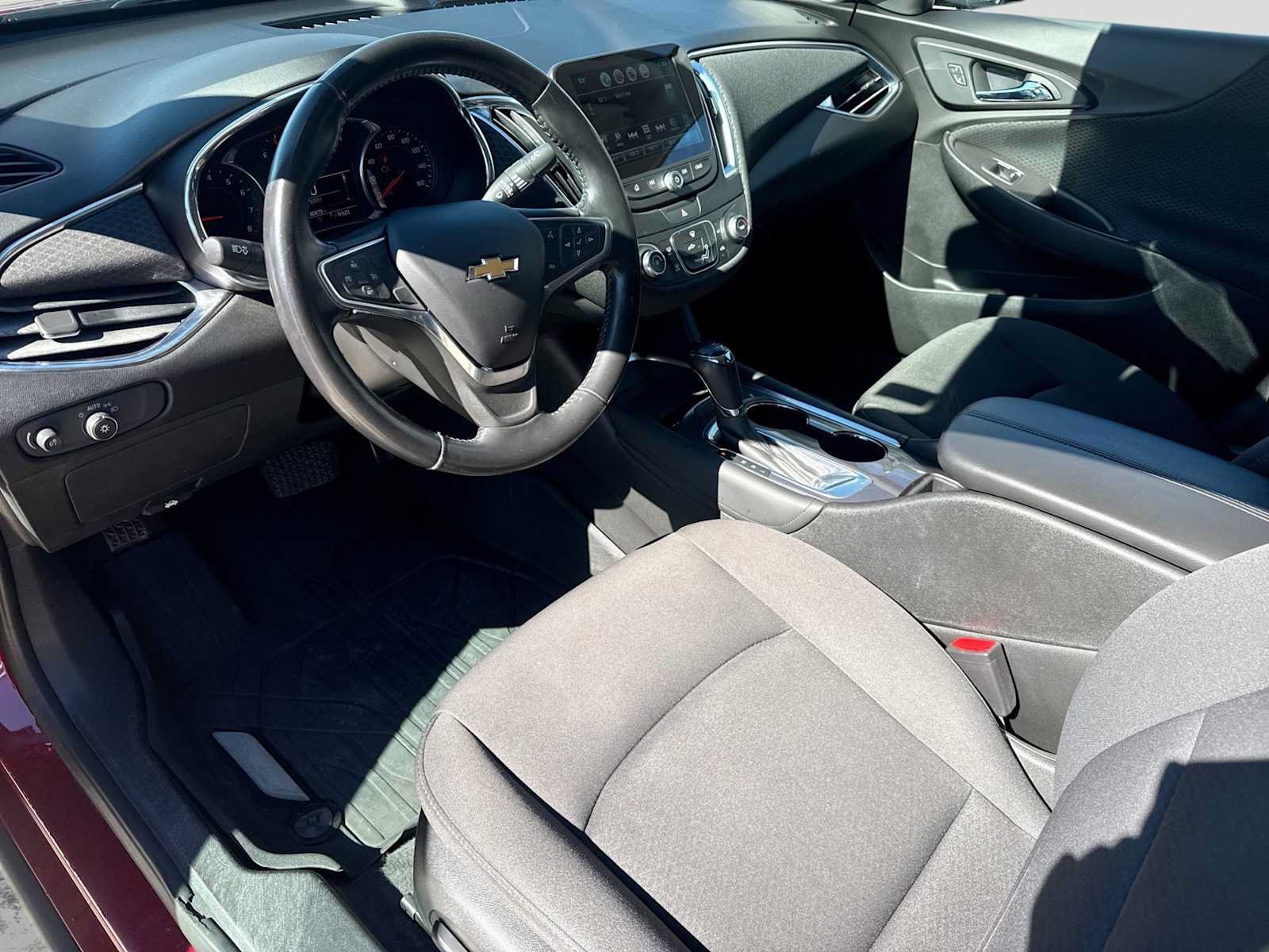 Used 2018 Chevrolet Malibu LT FWD image 2