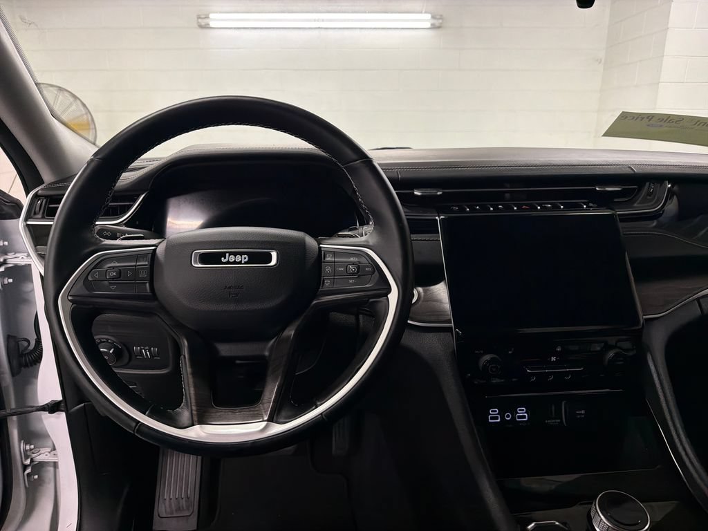 Used 2022 Jeep Grand Cherokee L Limited w/ Black Appearance Package AWD/4WD image 10