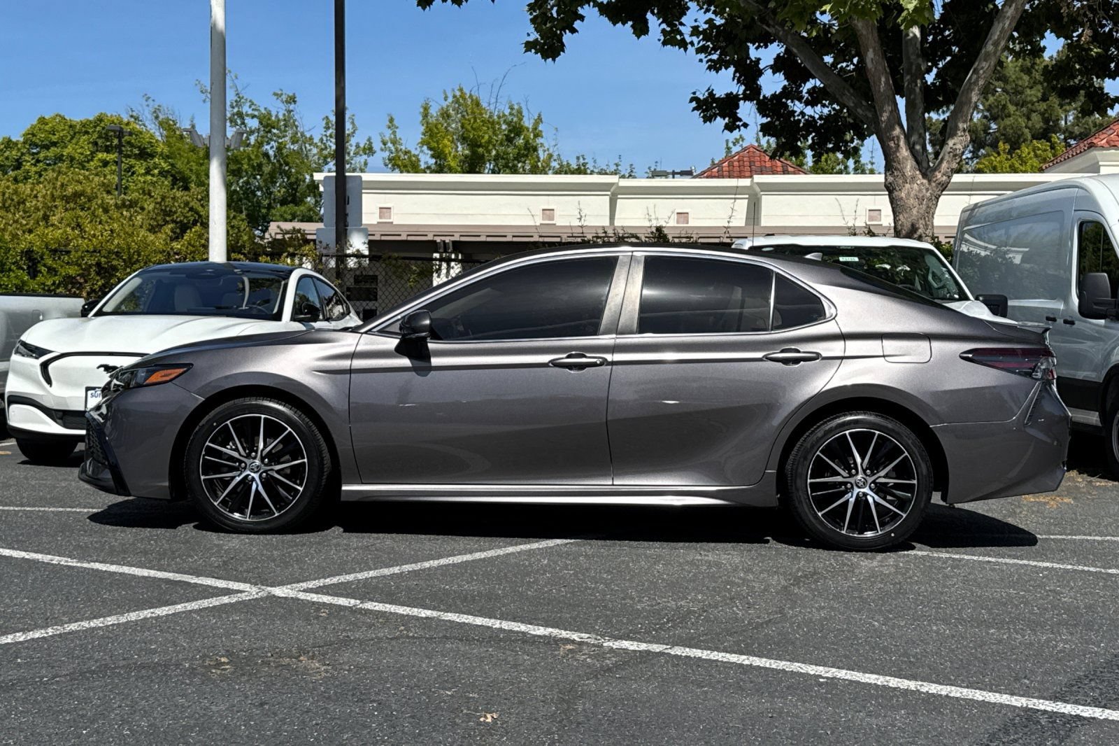 Used 2022 Toyota Camry SE FWD image 8