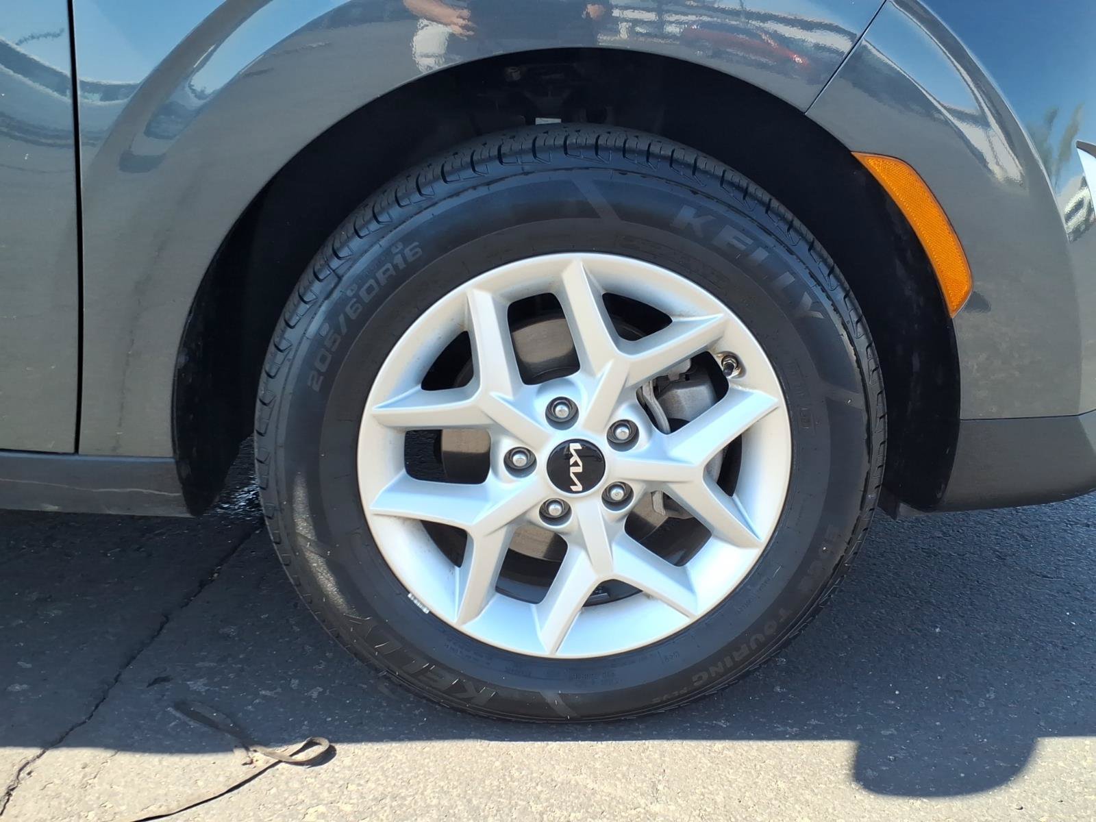 Used 2025 Kia Soul LX w/ LX Technology Package FWD image 9