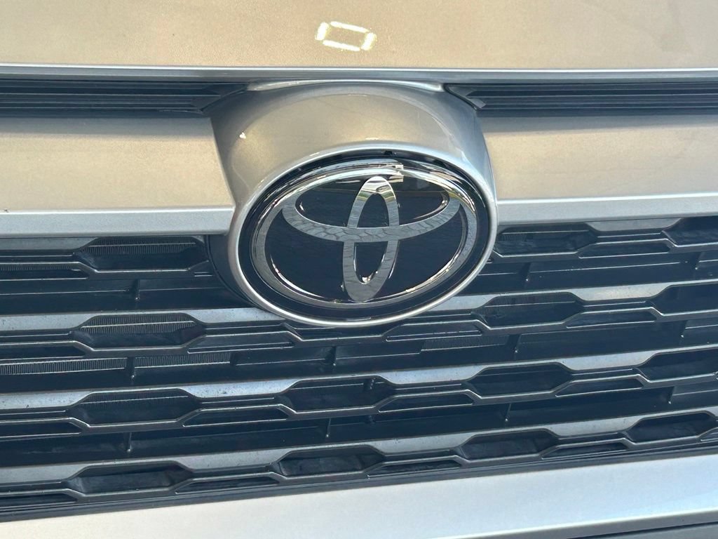 Used 2020 Toyota RAV4 XLE FWD image 19