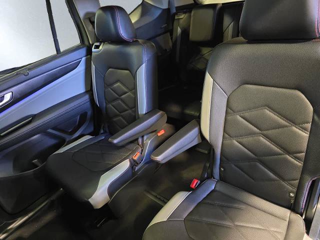 Used 2025 Volkswagen Atlas Peak Edition SE AWD/4WD image 19