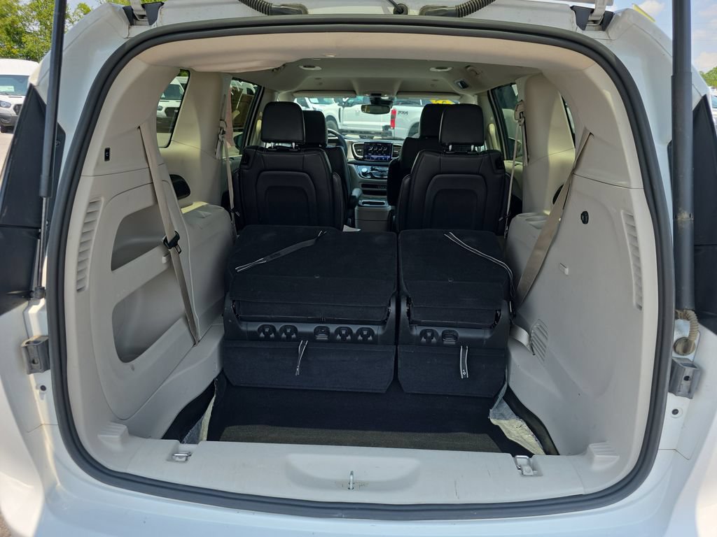 Used 2023 Chrysler Pacifica Touring-L FWD image 32