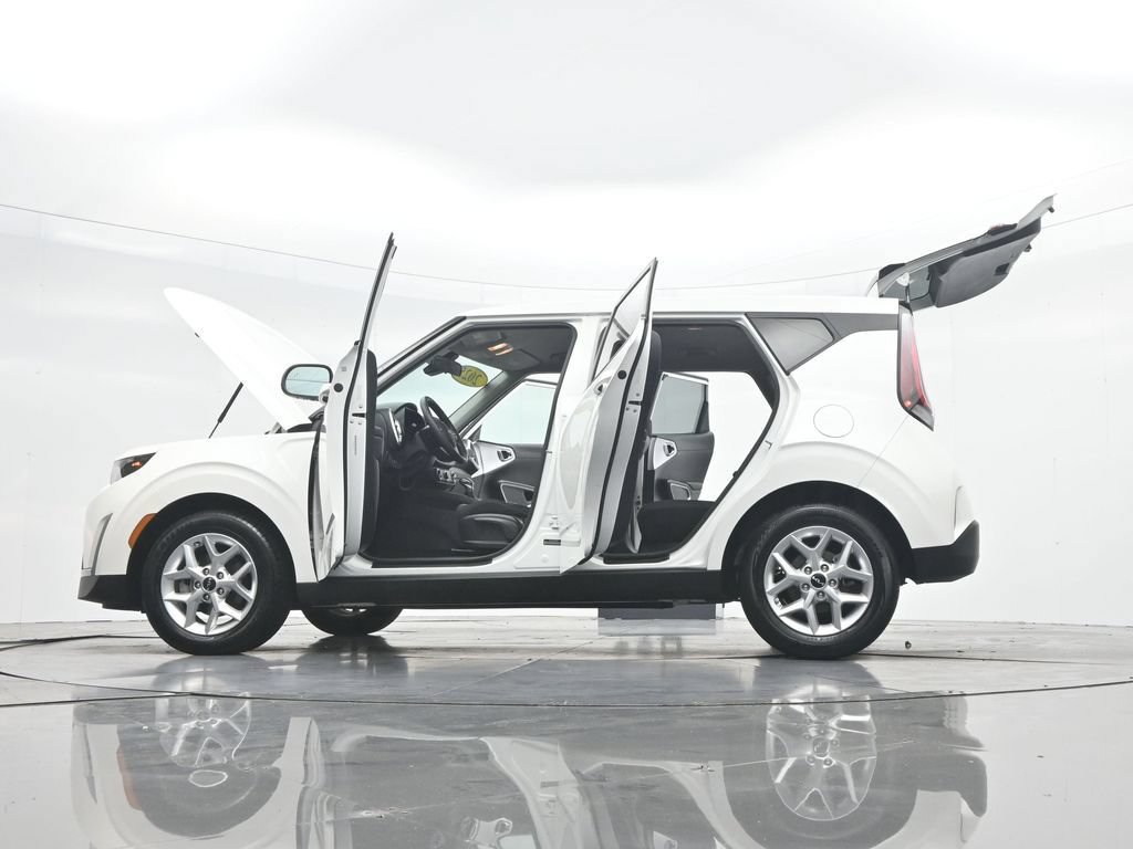 Used 2025 Kia Soul LX w/ LX Technology Package FWD image 45