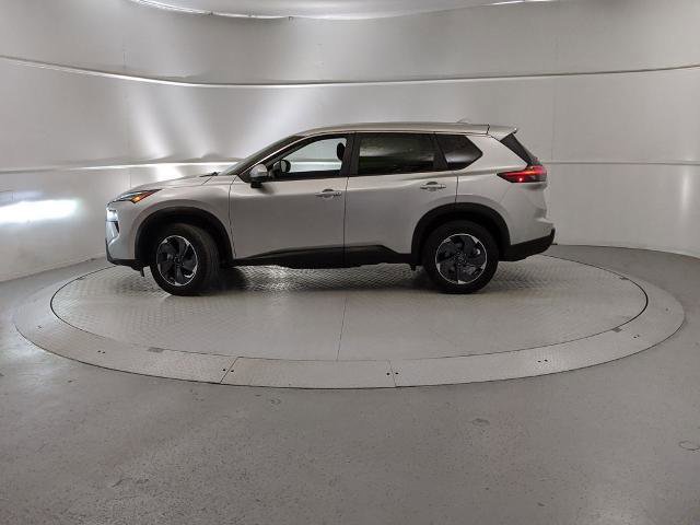 Used 2024 Nissan Rogue SV image 2