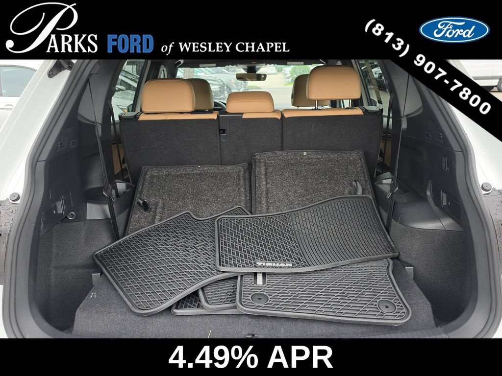 Used 2024 Volkswagen Tiguan SE w/ Panoramic Sunroof Package FWD image 9
