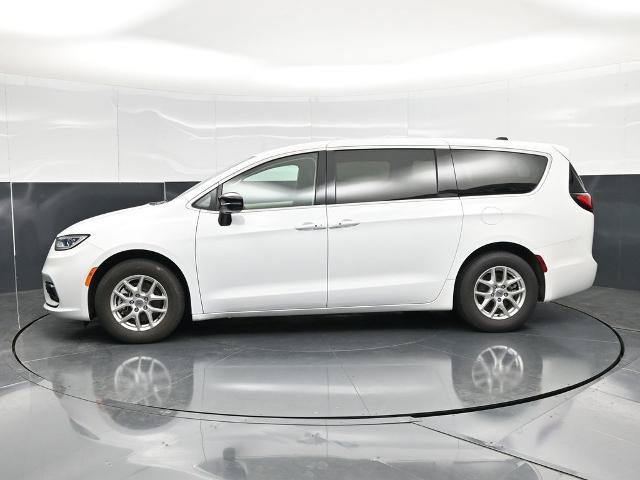 Used 2024 Chrysler Pacifica Touring-L FWD image 7