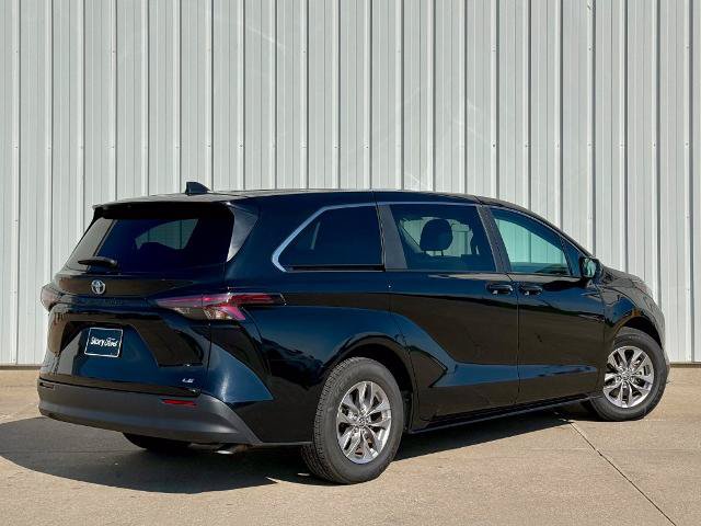Used 2025 Toyota Sienna LE FWD image 6