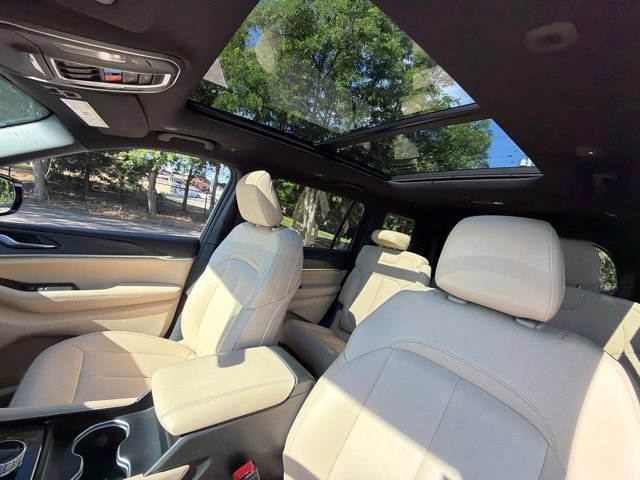 Used 2025 Jeep Grand Cherokee L Limited w/ Black Appearance Package AWD/4WD image 15