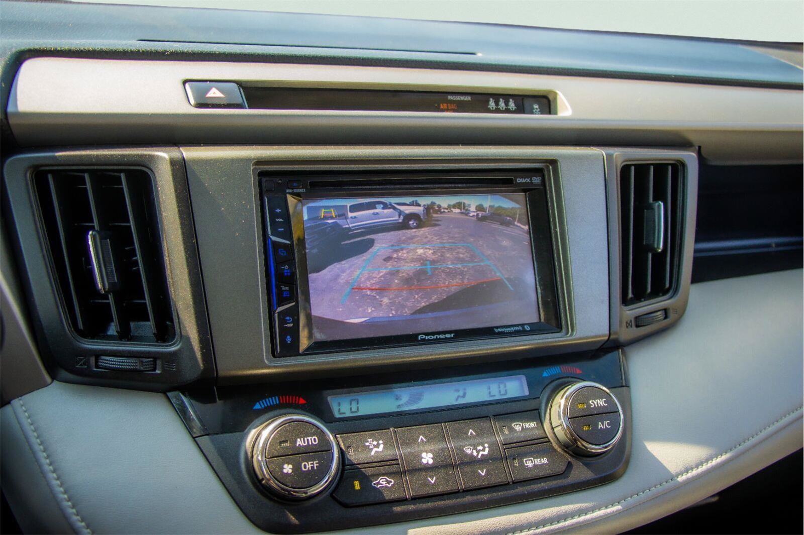 Used 2018 Toyota RAV4 XLE FWD image 15