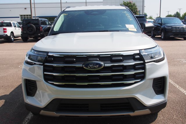 Certified 2025 Ford Explorer Active RWD image 3