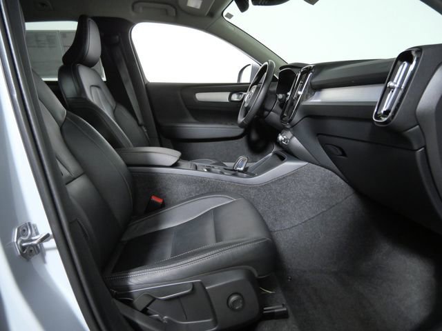 Used 2021 Volvo XC40 T4 Momentum FWD image 10