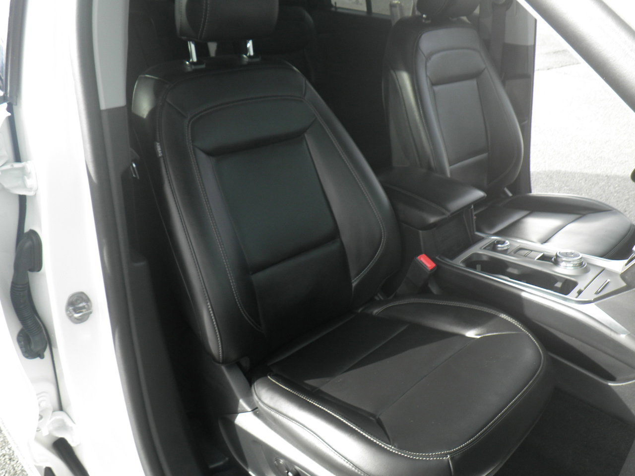 Certified 2024 Ford Explorer XLT w/ Equipment Group 202A image 27