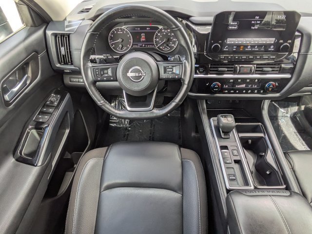 Used 2025 Nissan Pathfinder SL FWD image 17