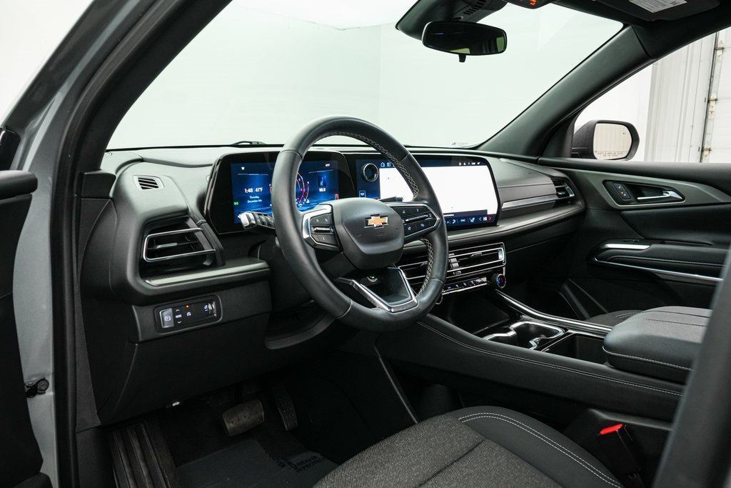 Used 2025 Chevrolet Traverse LT image 12