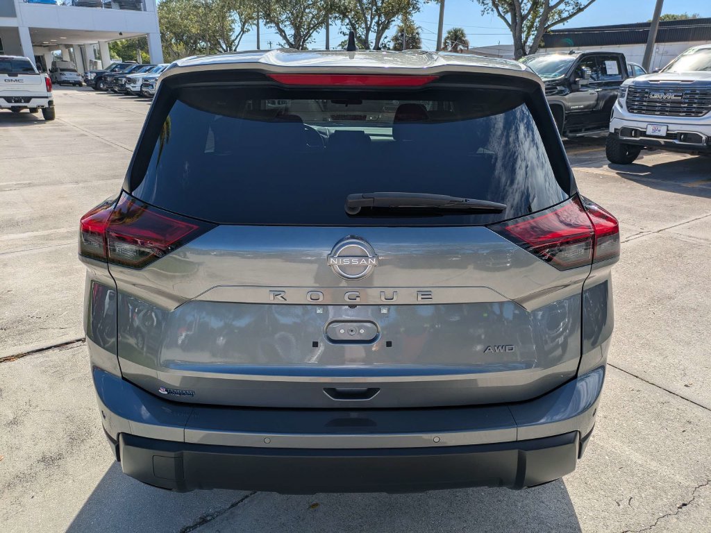 Used 2025 Nissan Rogue S AWD/4WD image 5