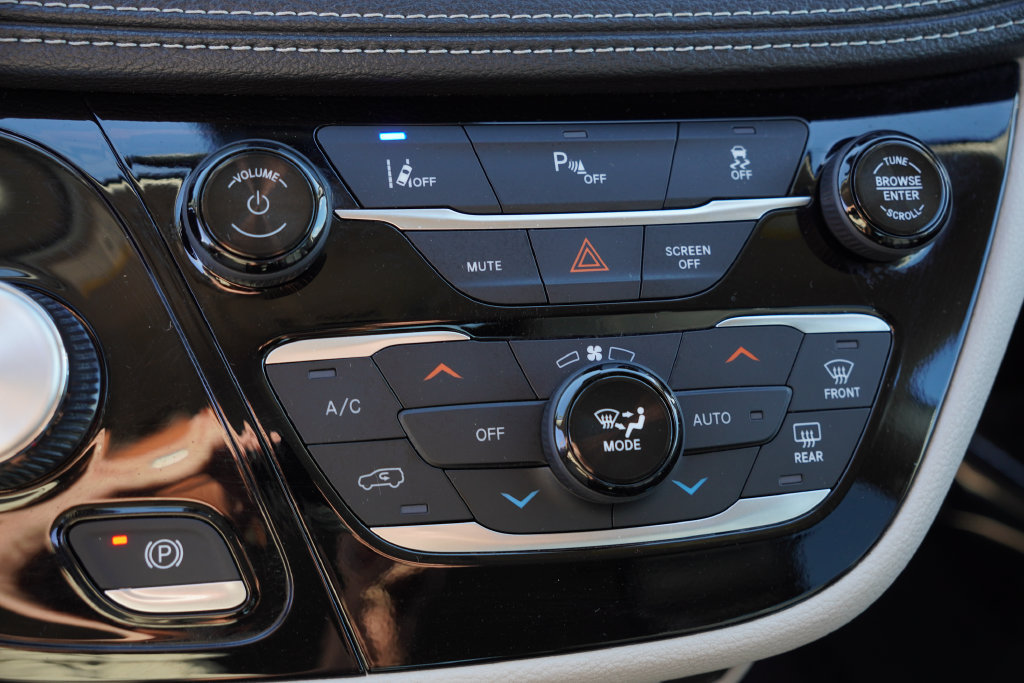 Used 2024 Chrysler Pacifica Limited FWD image 32