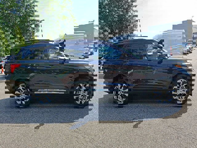 Certified 2022 Ford Explorer XLT w/ Equipment Group 202A image 11