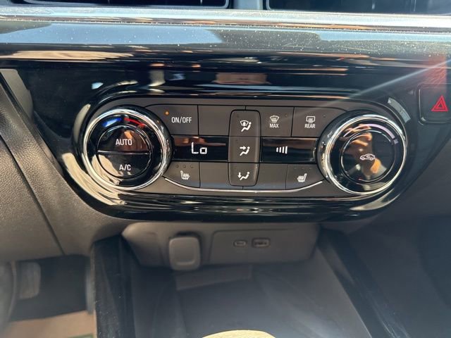 Used 2025 Chevrolet Trax RS w/ Sunroof Package FWD image 23
