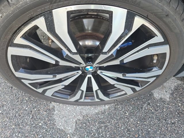 Used 2024 BMW X7 xDrive40i w/ M Sport Package AWD/4WD image 19