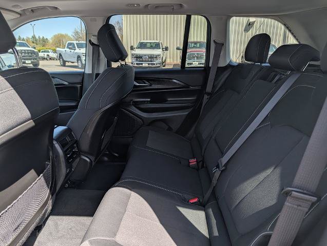 Used 2023 Jeep Grand Cherokee Laredo AWD/4WD image 11