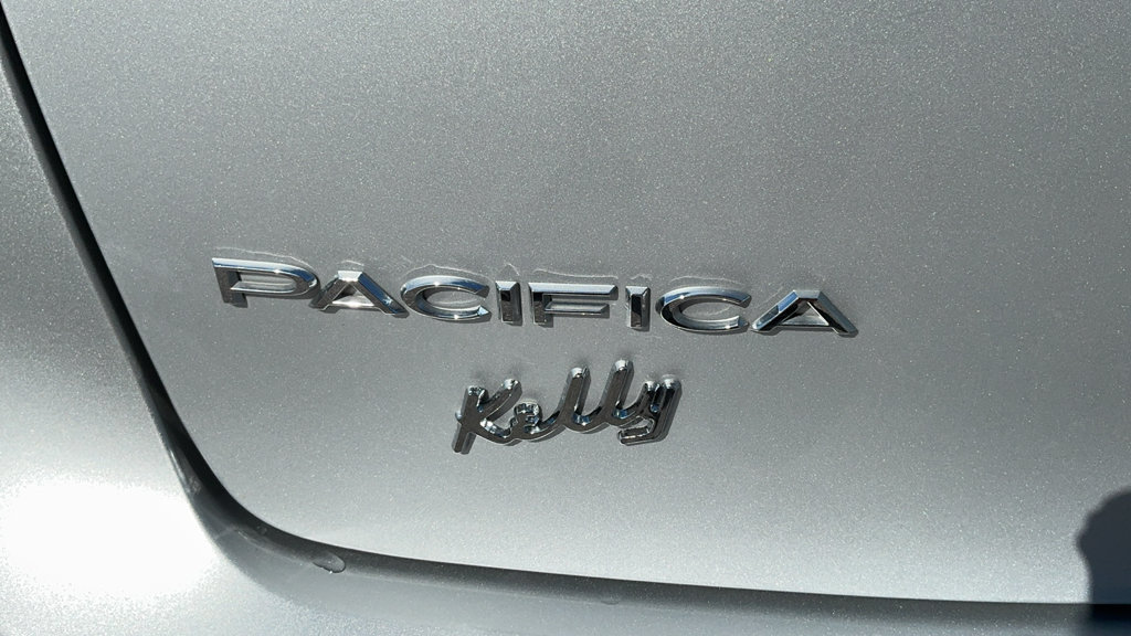 Used 2024 Chrysler Pacifica Touring-L FWD image 13
