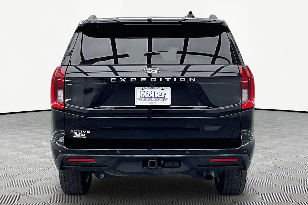 Certified 2025 Ford Expedition Active AWD/4WD image 4