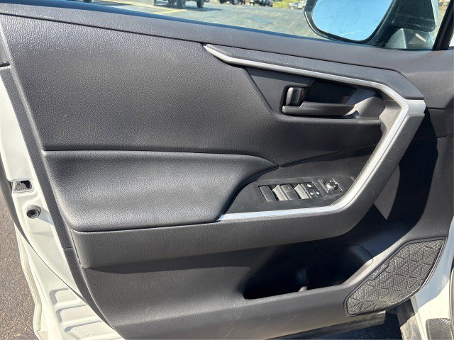 Used 2021 Toyota RAV4 LE AWD/4WD image 18