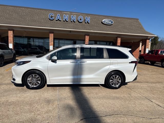 Used 2024 Toyota Sienna XLE image 2