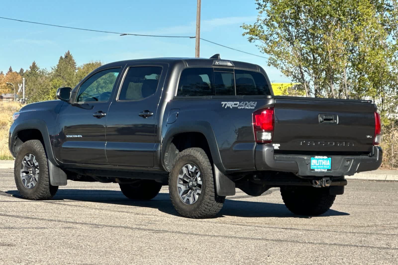 Used 2018 Toyota Tacoma TRD Off-Road w/ Technology Package AWD/4WD image 6