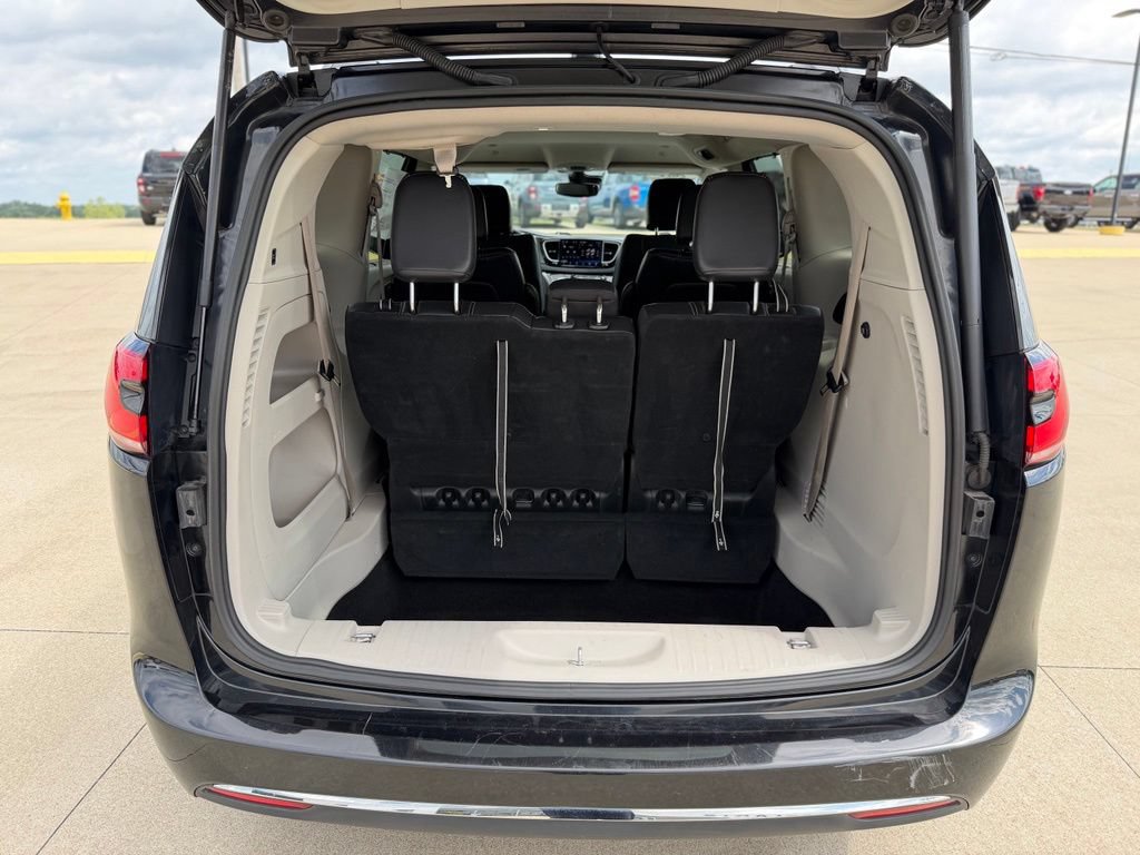 Used 2022 Chrysler Pacifica Touring-L FWD image 47
