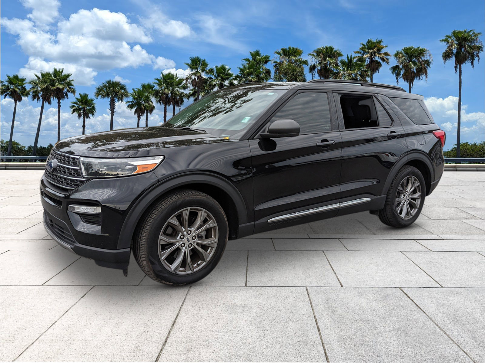 Certified 2022 Ford Explorer XLT w/ Equipment Group 202A image 4