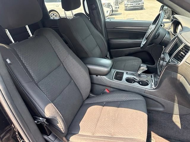 Used 2018 Jeep Grand Cherokee Laredo AWD/4WD image 16