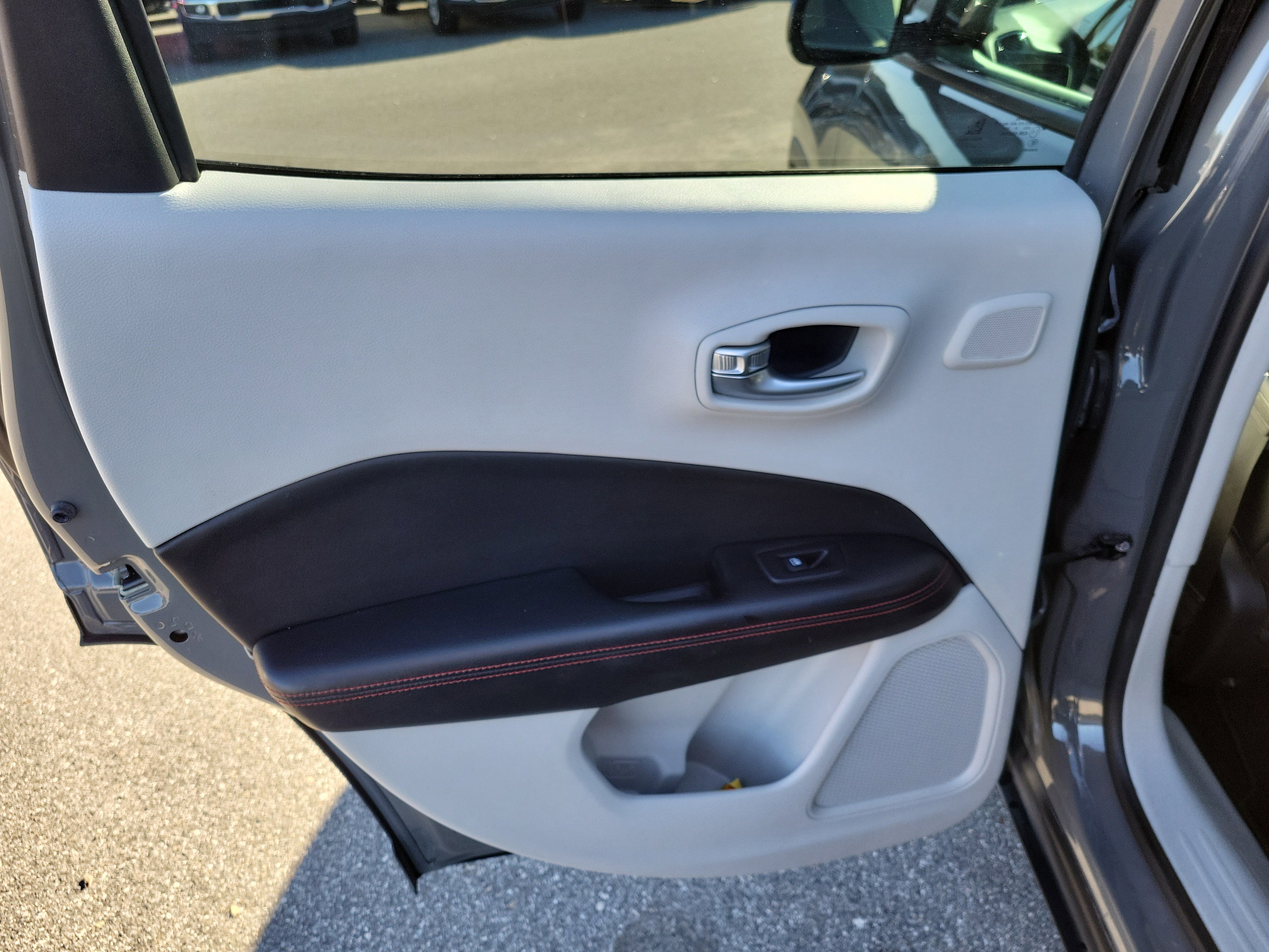 Used 2021 Jeep Compass Limited w/ Sun and Sound Group image 23