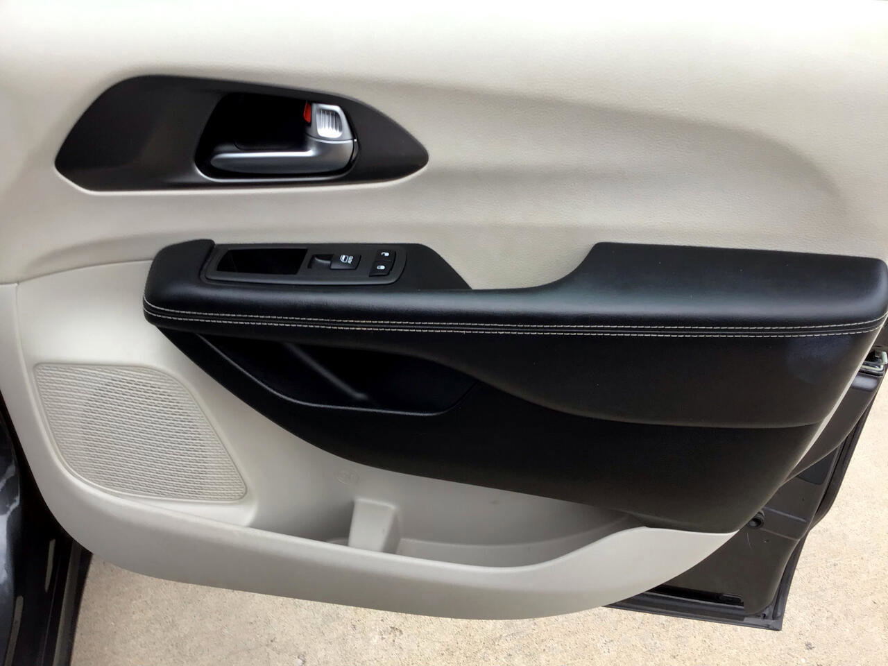 Used 2022 Chrysler Pacifica Touring-L image 37