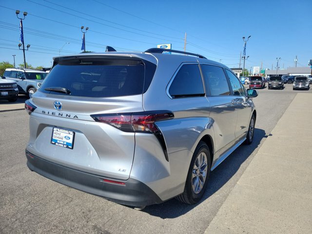 Used 2025 Toyota Sienna LE AWD/4WD image 5