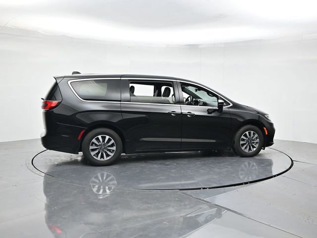 Used 2025 Chrysler Pacifica Select FWD image 2