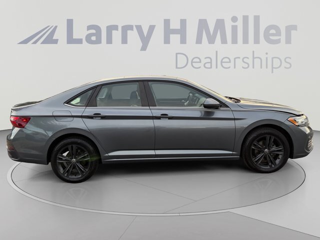 Used 2022 Volkswagen Jetta SE w/ Panoramic Sunroof Package FWD image 6