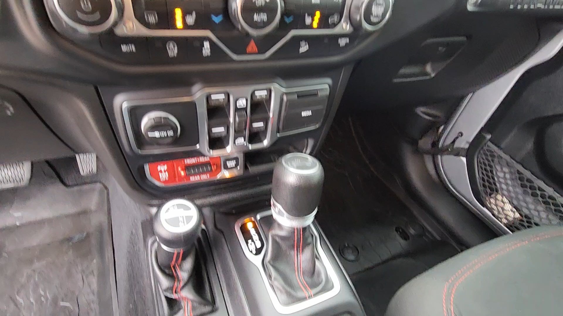 Used 2019 Jeep Wrangler Unlimited Rubicon w/ Cold Weather Group AWD/4WD image 37