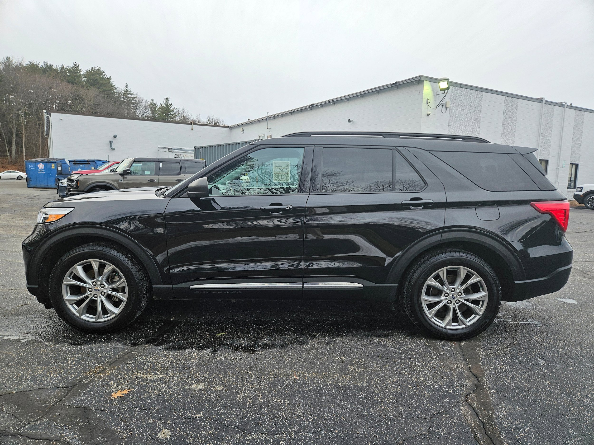 Certified 2021 Ford Explorer XLT w/ Equipment Group 202A AWD/4WD image 8
