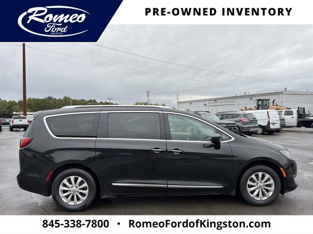 Used 2018 Chrysler Pacifica Touring-L FWD image 4