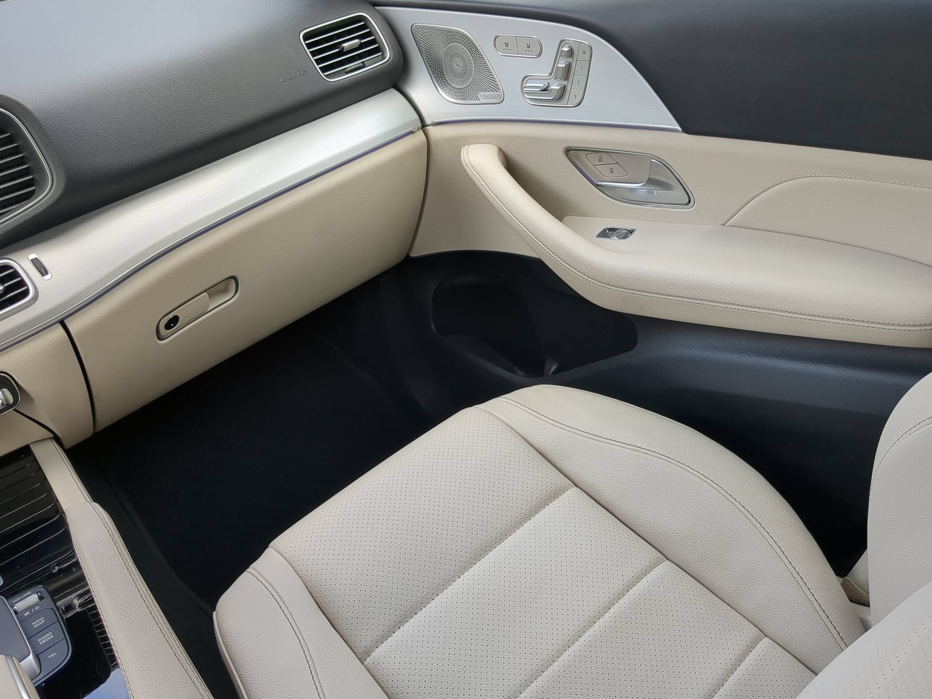 Used 2025 Mercedes-Benz GLE 350 4MATIC w/ Driver Assistance Package image 53