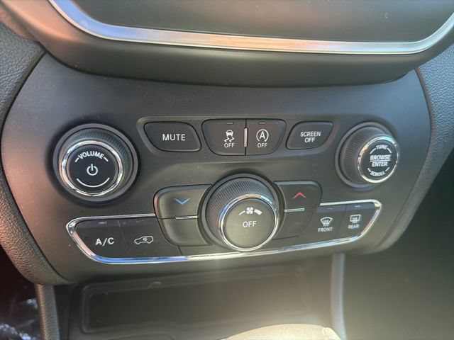 Used 2019 Jeep Cherokee Latitude w/ Popular Appearance Group AWD/4WD image 8