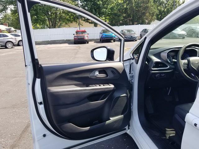 Used 2025 Chrysler Pacifica Select FWD image 10