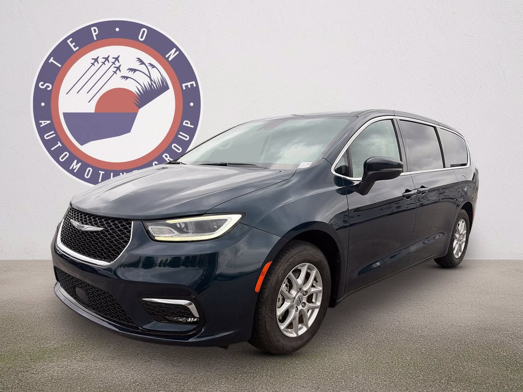 Used 2023 Chrysler Pacifica Touring-L FWD image 2