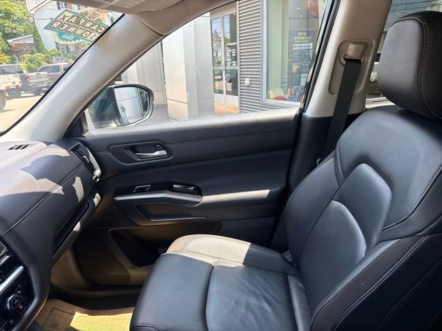 Used 2025 Nissan Pathfinder SL AWD/4WD image 27