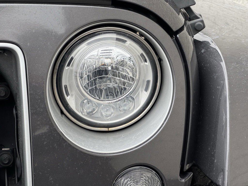 Used 2017 Jeep Wrangler Unlimited Sahara w/ Connectivity Group image 11